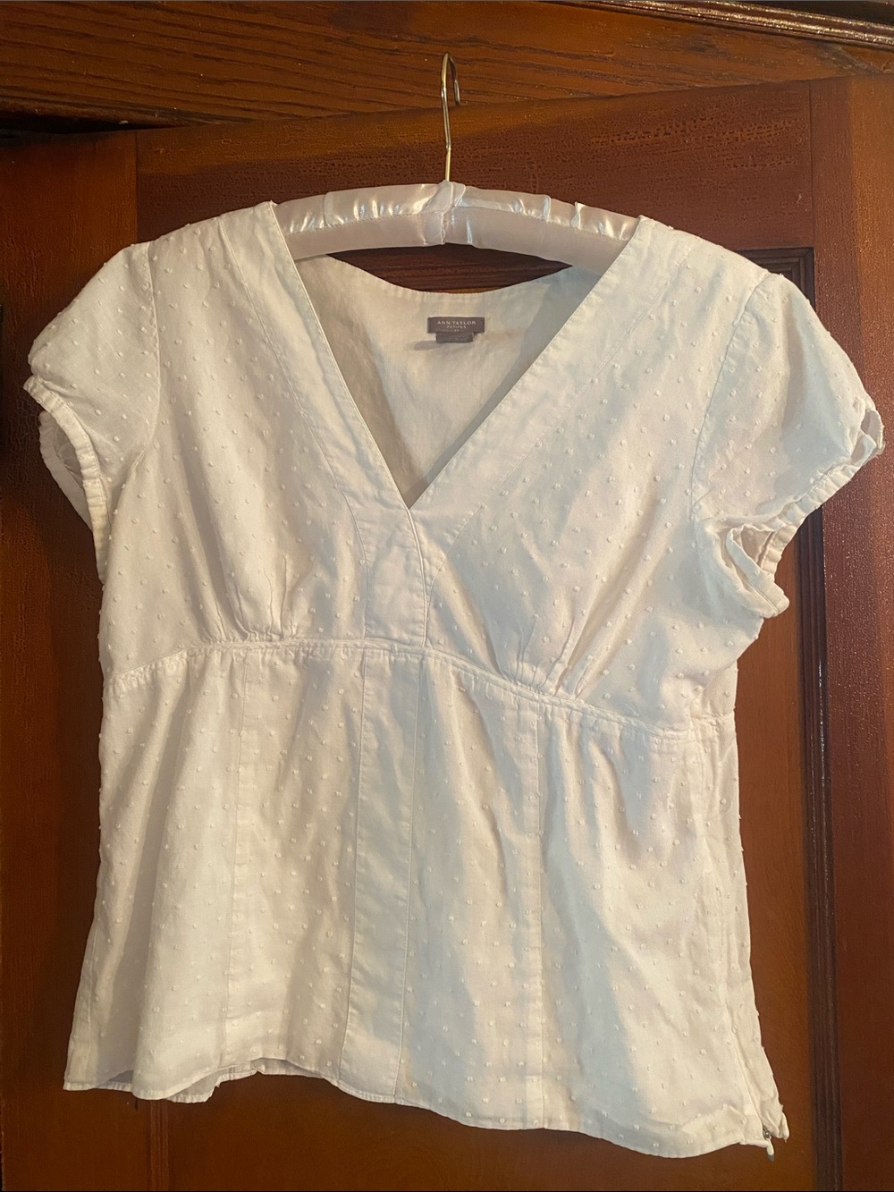 Ann Taylor 14P White Cotton V-Neck Swiss Dot Short Sleeve Top side zipper